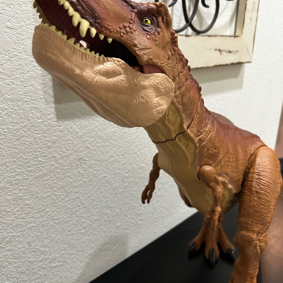 Jurassic World Super Colossal Tyrannosaurus Rex 42" T-Rex - Picture 3 of 6